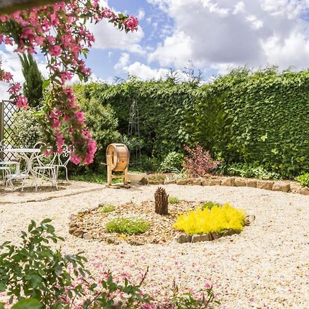 Le Jardin Des Fees Bed & Breakfast Savigny-le-Vieux ภายนอก รูปภาพ