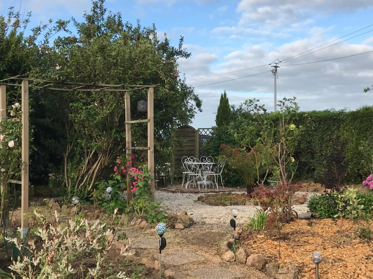 Le Jardin Des Fees Bed & Breakfast Savigny-le-Vieux ภายนอก รูปภาพ