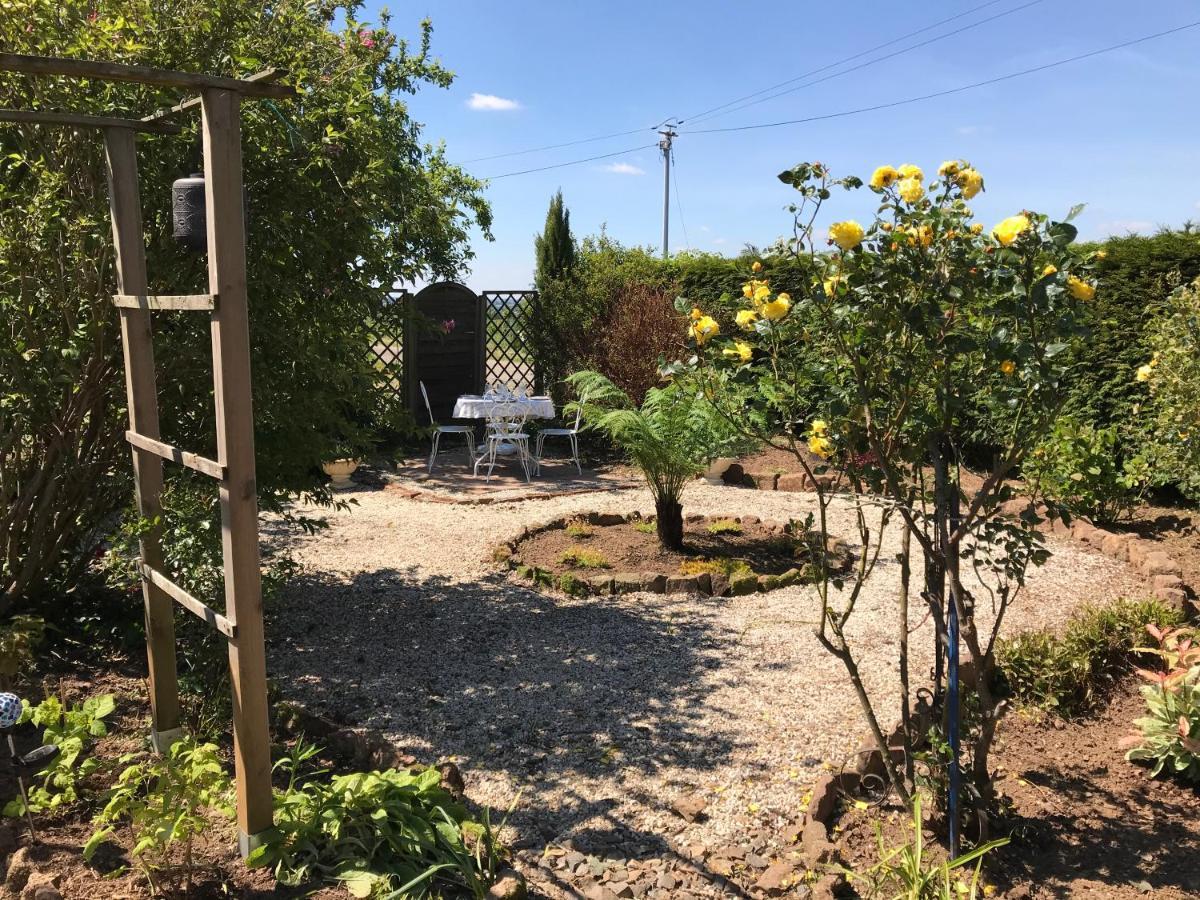 Le Jardin Des Fees Bed & Breakfast Savigny-le-Vieux ภายนอก รูปภาพ