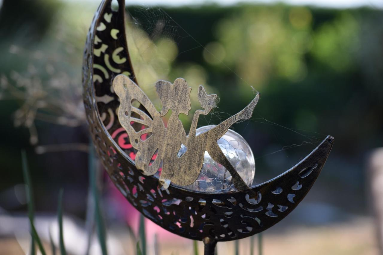 Le Jardin Des Fees Bed & Breakfast Savigny-le-Vieux ภายนอก รูปภาพ