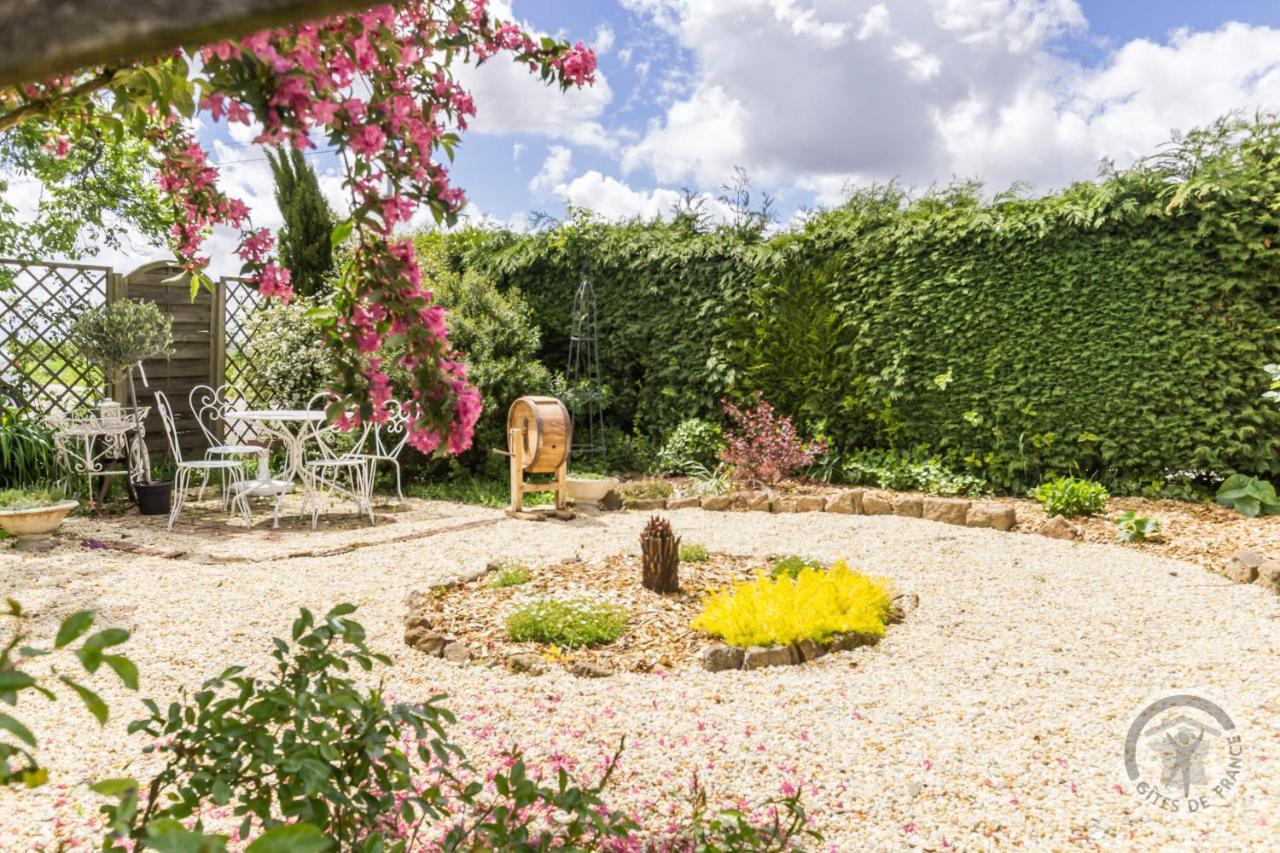 Le Jardin Des Fees Bed & Breakfast Savigny-le-Vieux ภายนอก รูปภาพ